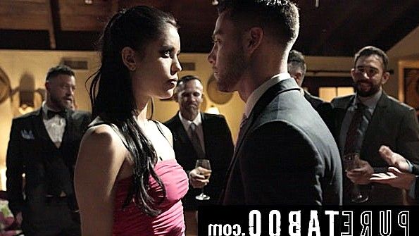 Он снял с пышногрудой блондинки платье и начал её трахать