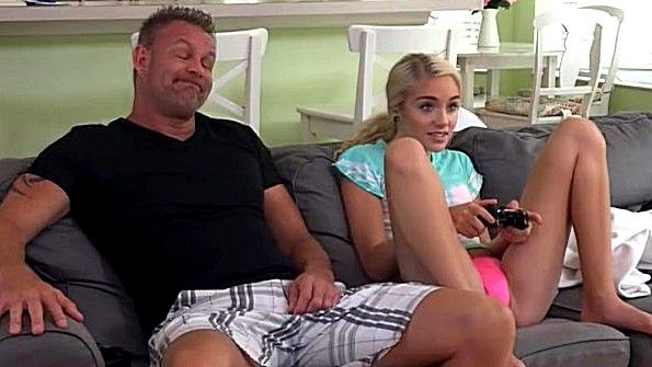 Он разбудил свою девушку и попросил сделать ему минет