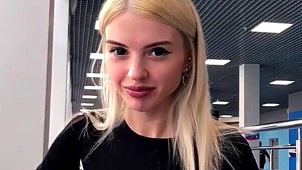 Ненасытная женщина делает потрясающий минет