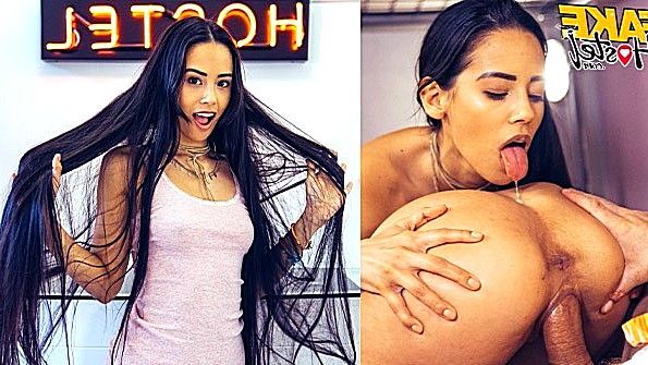 Женщина разделась и занялась мастурбацией