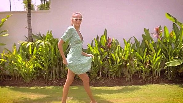 Грубый секс с загорелой блондинкой в ​​отеле