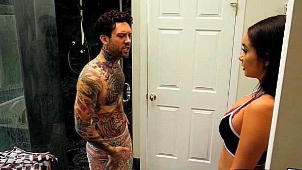 Женщина идёт обнажённой по разрушенному зданию