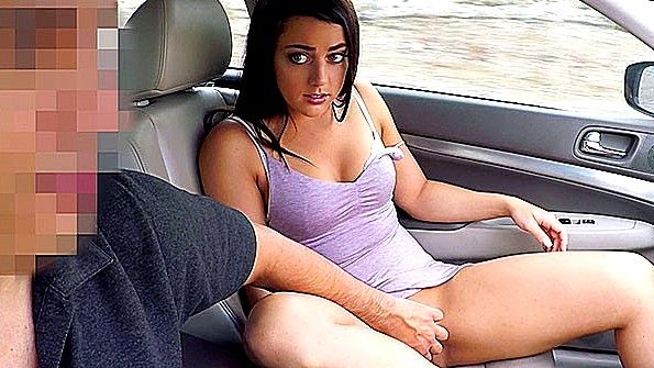 Рабыня моет госпожу в душе и вылизывает ей интимные места