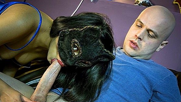 Девушка в откровенных трусиках занимается активным сексом