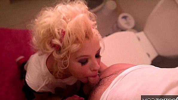 Сексуальная блондинка получает превосходный анальный секс