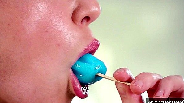 Кокетливая девушка в очках соблазнила мужчину и склонила его к сексу