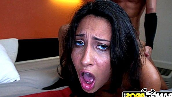 Этот парень получает удовольствие от грубого секса с двумя женщинами