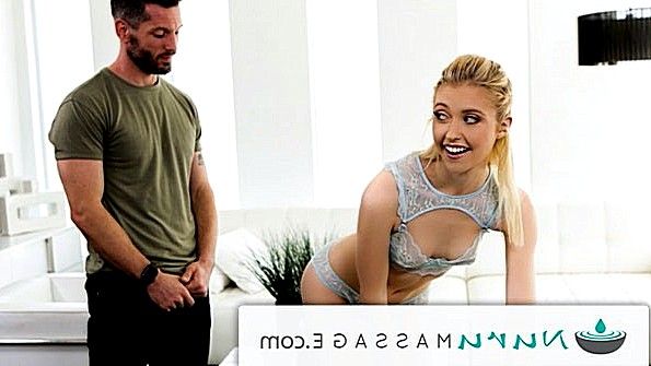 На улице мужчина лижет женщину через штаны