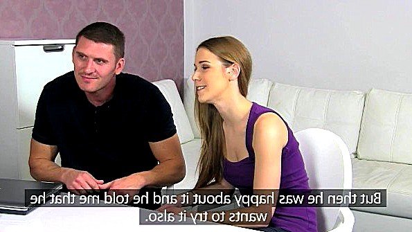 Русская женщина в колготках с молодым человеком