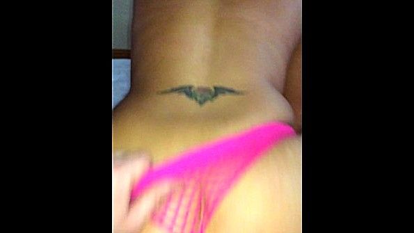 Девушка ласкает свою вагину, сидя на стуле, до полного изнеможения