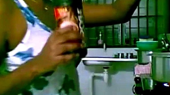 Японская женщина делает минет и занимается сексом