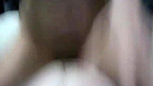 Возбужденная девушка стонет во время анального проникновения