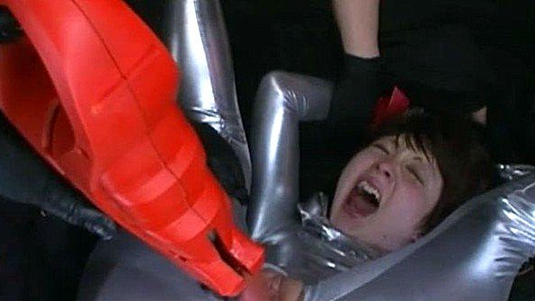 Девушка долго мастурбирует вибратором в душе