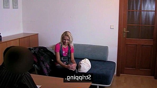 Он медленно вводит свой член во влагалище жены и кончает