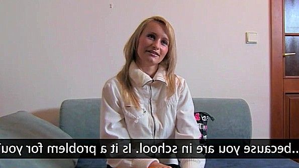 Девушка терпит долбежку секс-машины до тех пор, пока не заработает