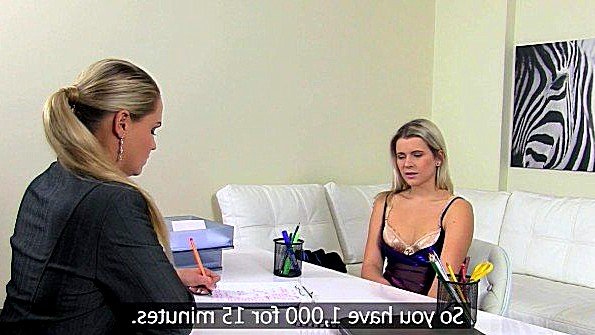 Возбужденная девушка кончает анально