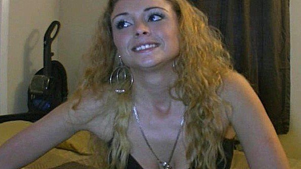 Раб на поводке лижет вагину гостьи своей госпожи