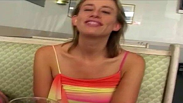 Возбужденная мамаша мастурбирует и хочет, чтобы ей кончили на грудь