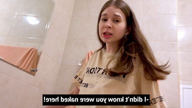 Пара занимается сексом в лодке на реке