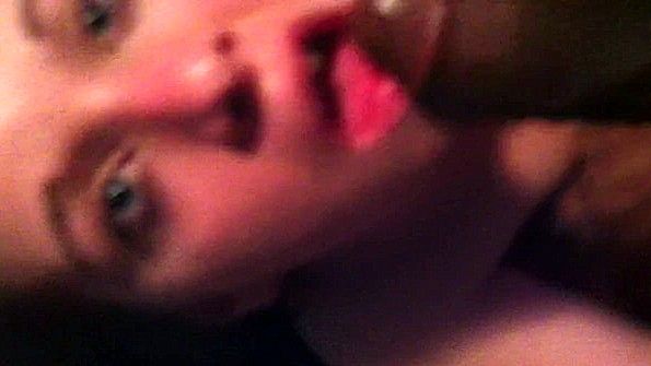 Она раздевается и ласкает свою небритую лобковую область