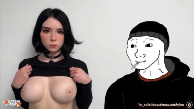 Чернокожая женщина принимает душ и трогает свою вагину