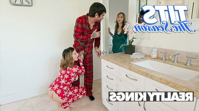 Девушки спешат домой ради лесбийских ласк