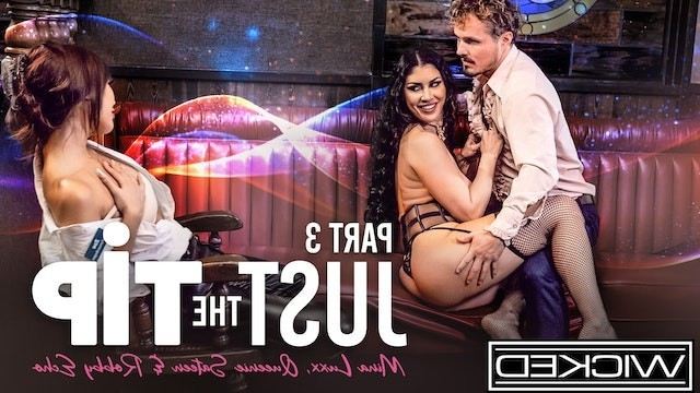 Пышногрудая милф с диким удовольствием скачет на члене