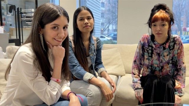 Мастурбирует с помощью дилдо перед камерой