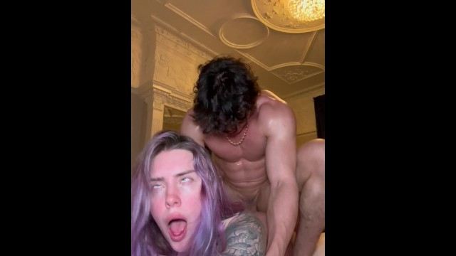 Горячие девчонки трахают механиков в гараже