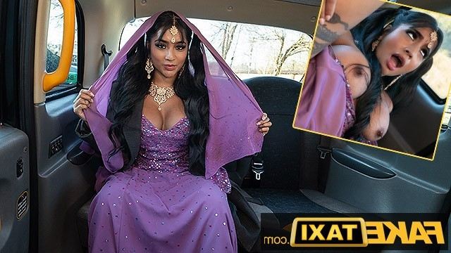 Девушки в постели активно лижут вагины