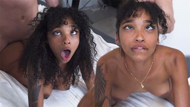 Азиатская кокетка занимается самоудовлетворением пальцами