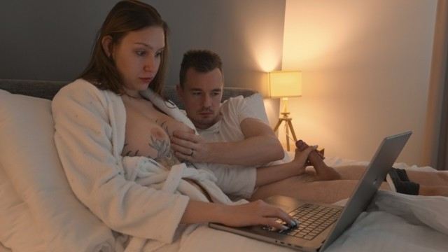 Он не позволил девушке загорать на яхте и начал её трахать