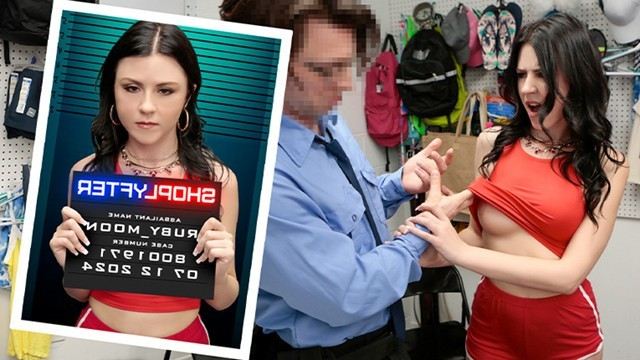 Мускулистая девушка разделась и предложила секс