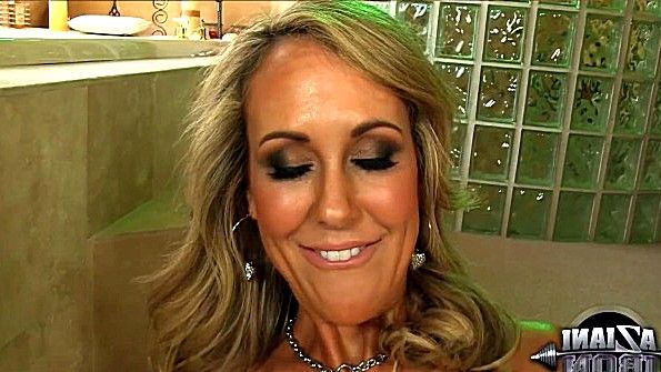 В конце концов, закованный в кандалы раб получает анальный секс