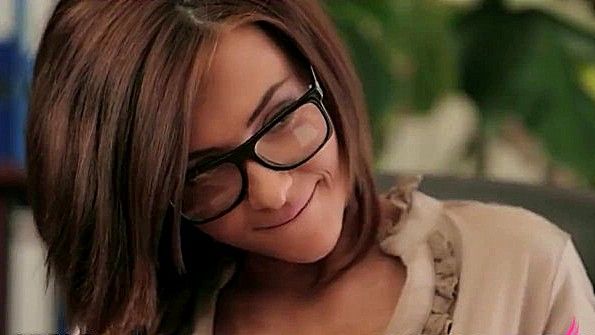 Она разделась в библиотеке и занялась мастурбацией