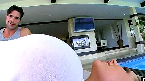 Сестра сняла трусики и смело прижала свою вагину к члену брата