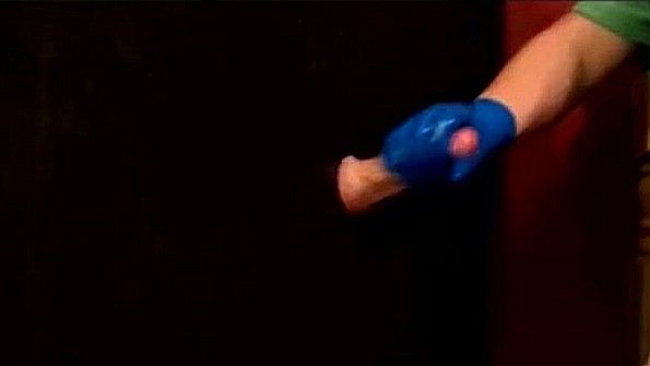 Потрясающая чернокожая женщина соблазнила мужчину своей грудью