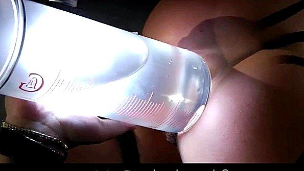 Молодая женщина займётся сексом с парнем на диване