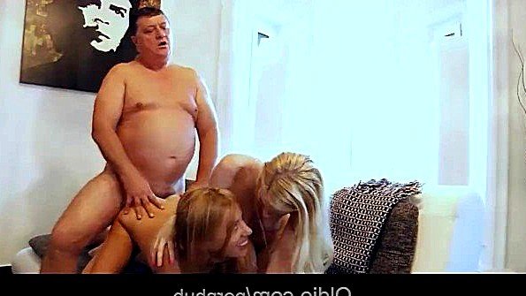 Японская женщина делает массаж клиенту и помогает ему достичь оргазма