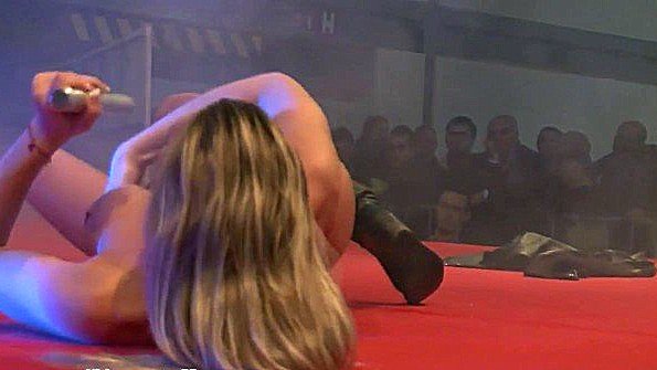 Молодая девушка надеется пососать что-нибудь из отверстия в стене