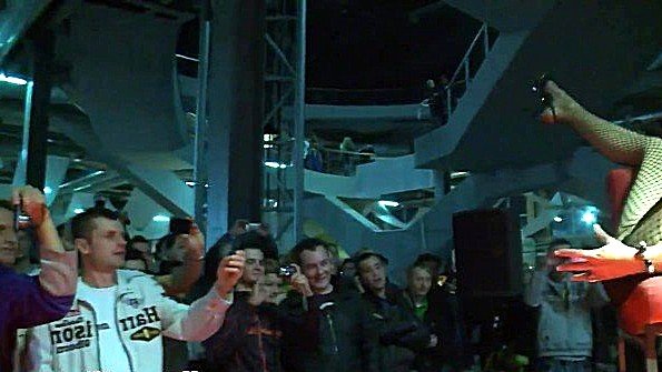 Кокетливая девушка с энтузиазмом использует вибратор