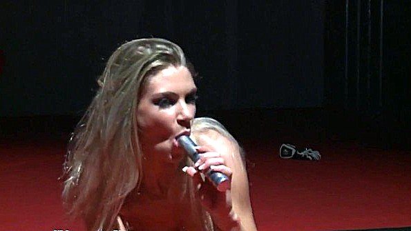 Чернокожий парень грубо трахает блондинку