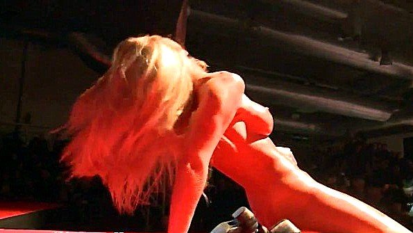 Я увидела, как мой брат занимается сексом со своей девушкой, и соблазнила его