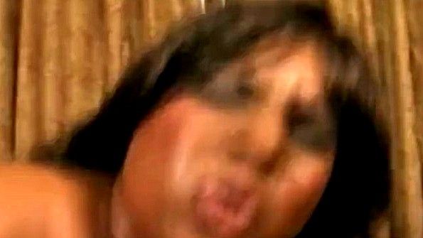 Во время сеанса массажист грубо насилует клиента в рот