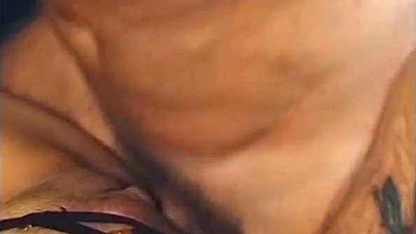 Похотливая сучка трахает дорожного рабочего