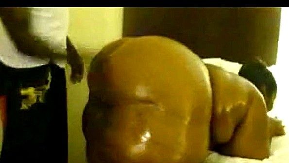 Она ушла одна со своим парнем и начала с ним заниматься сексом