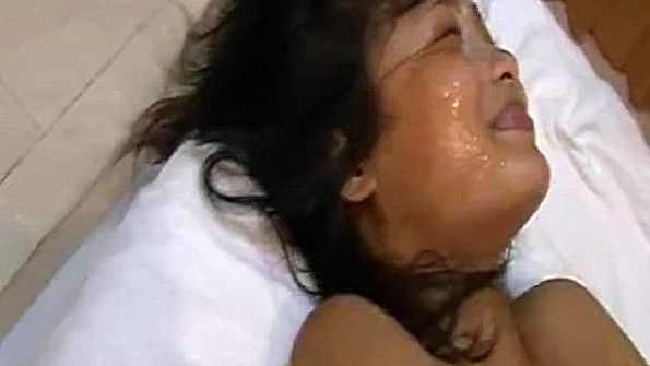 Замужняя женщина занимается сексом с чернокожим мужчиной