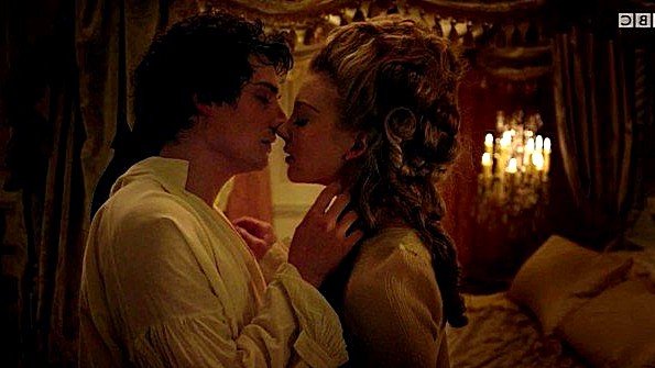 Три молодые женщины одновременно участвуют в оргии с мужчиной