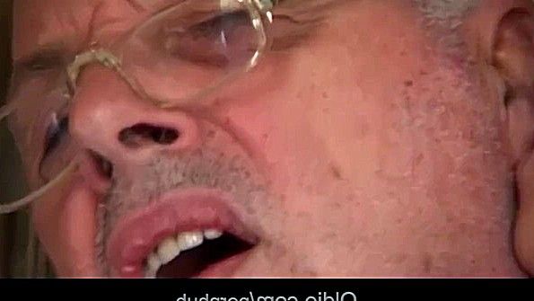 Она отсосала ему член и позволила ему лизать свою вагину