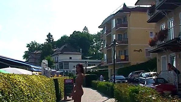 Он вошёл в ванную комнату молодой женщины и начал с ней заниматься сексом